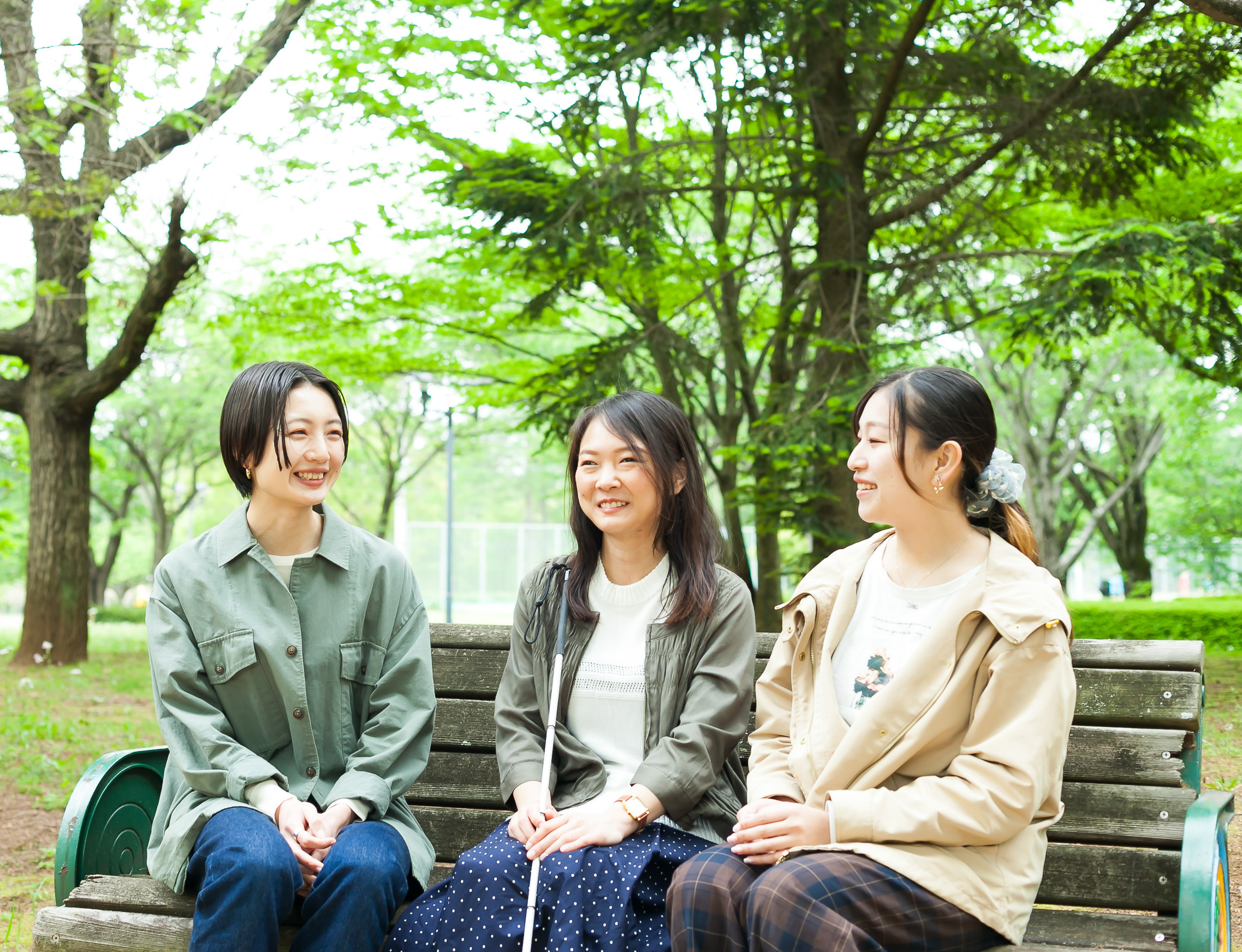 女性が３人ベンチに座っている画像