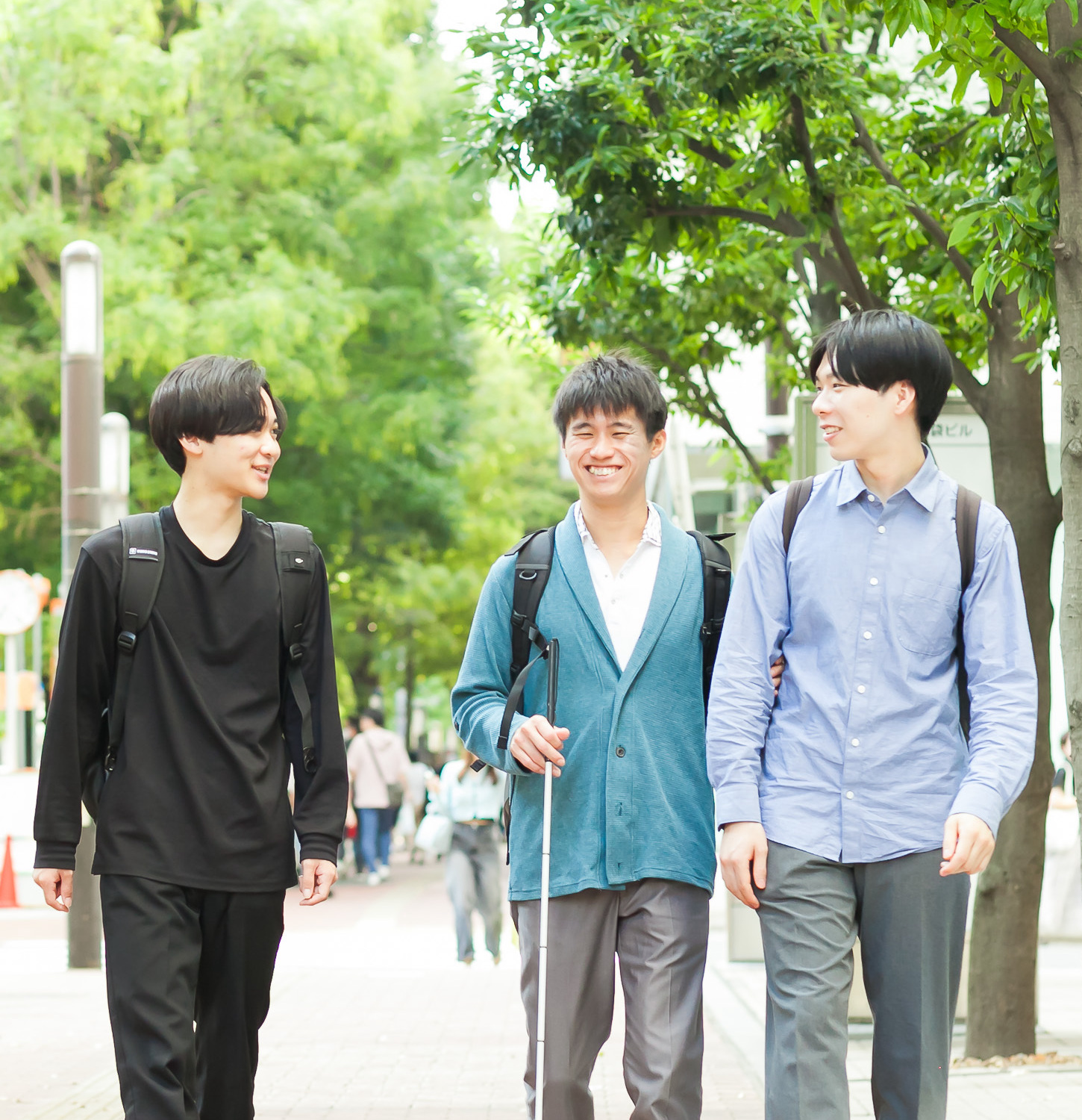 男性ヘルパーと男性の視覚障害のある方が並んで歩いている様子