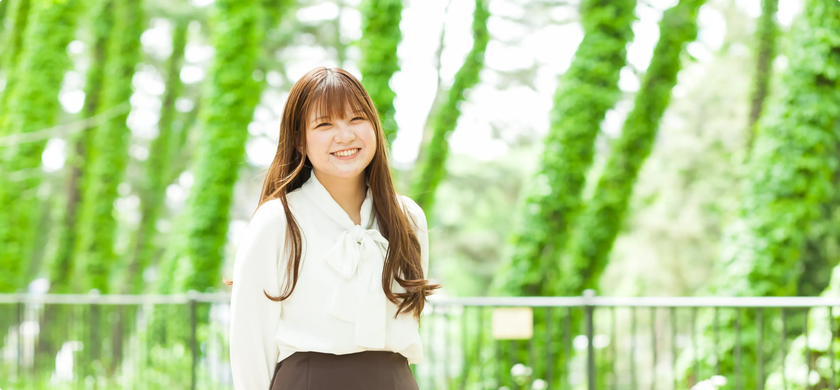 街なかを歩くガイドヘルパーと視覚障害のある方