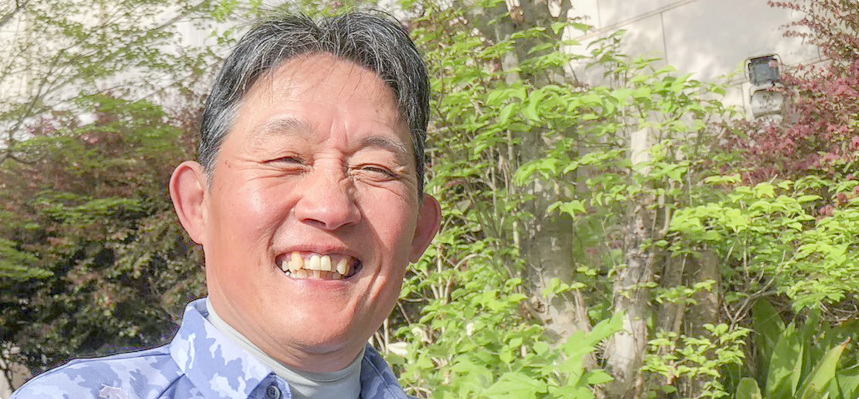 街なかを歩くガイドヘルパーと視覚障害のある方