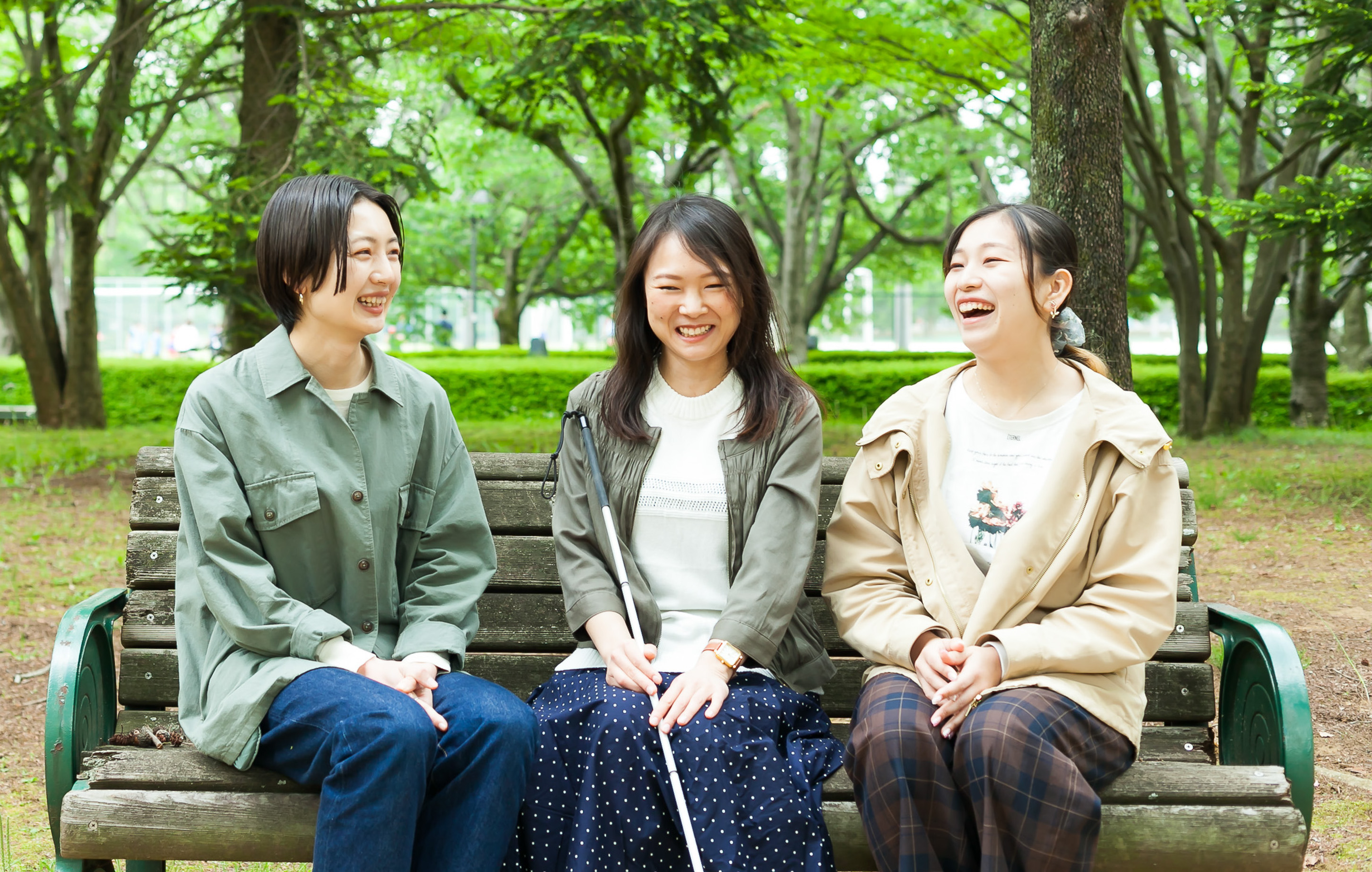 ベンチに座って話している3人の女性