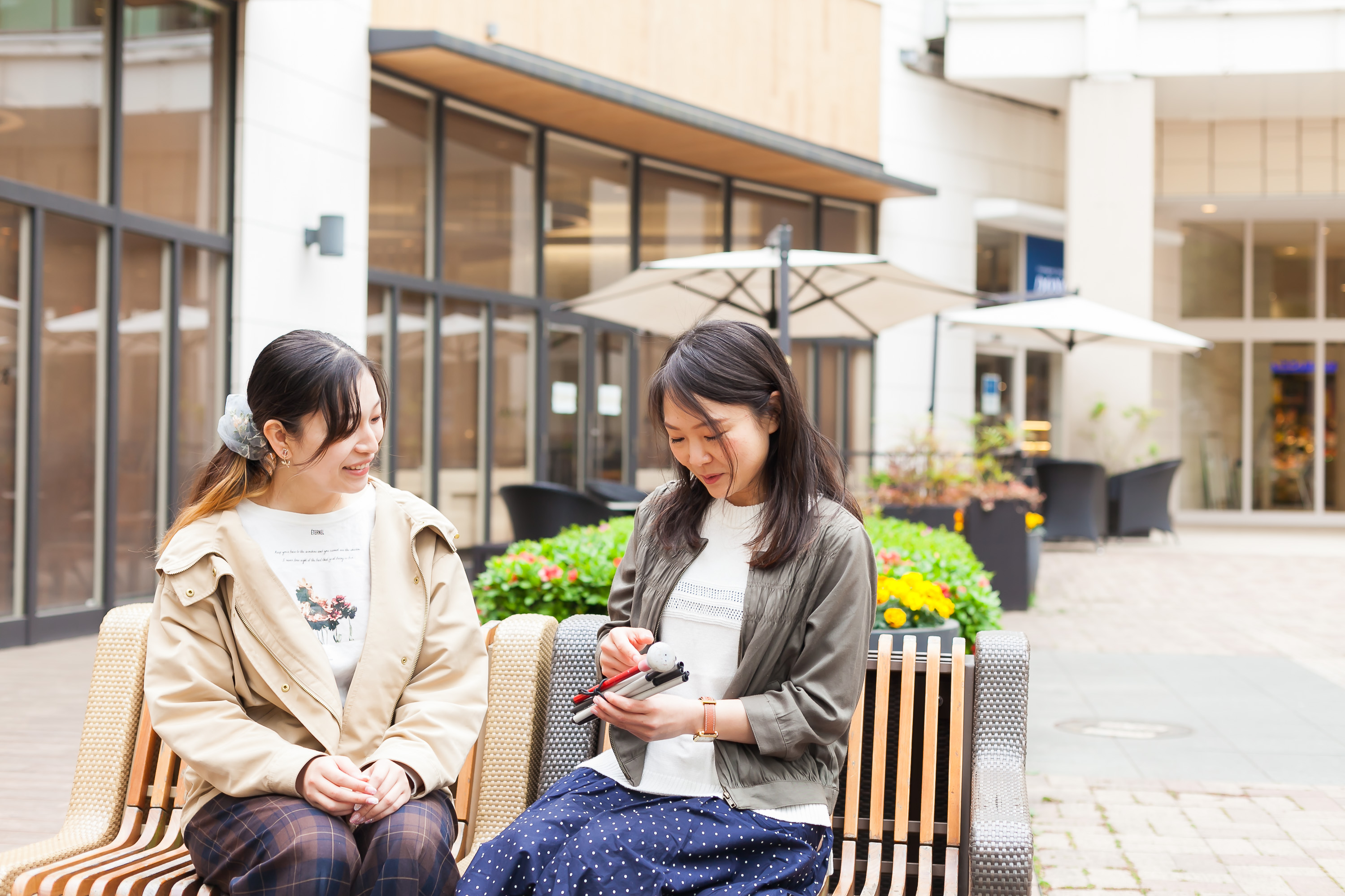 ベンチに座って話している2人の女性